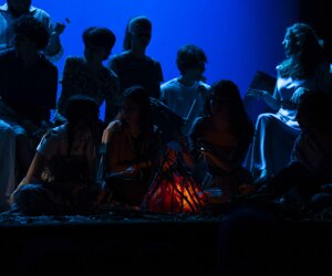 Ragazzi in scena in Intorno al fuoco, copione teatrale per giovani di Vito Tritto